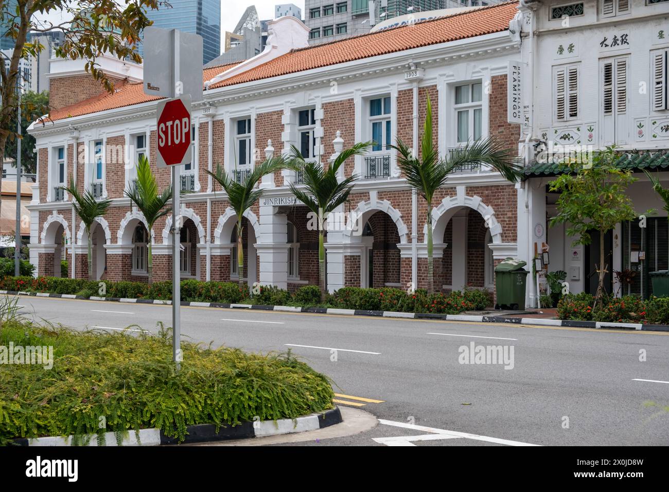 Singapore - 8 marzo 2024: Edificio colorato sulla South Bridge Road a Chinatown, che include la strada del cibo, negozi di souvenir e negozi tradizionali. È un Foto Stock
