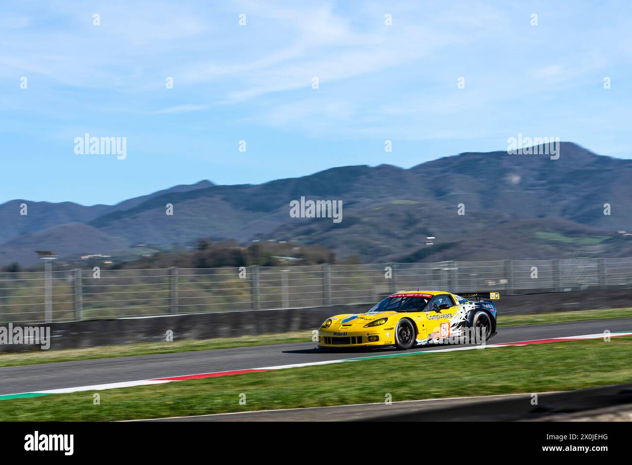 SCARPERIA E SAN PIERO, ITALIA, 5 APRILE 2024, #63 JOHN EMBERSON / NIGEL GREENSALL (GB / GB) - CHEVROLET CORVETTE C6 ZR1 / 2010 - LEGGENDA DELLE CORSE DI RESISTENZA Foto Stock