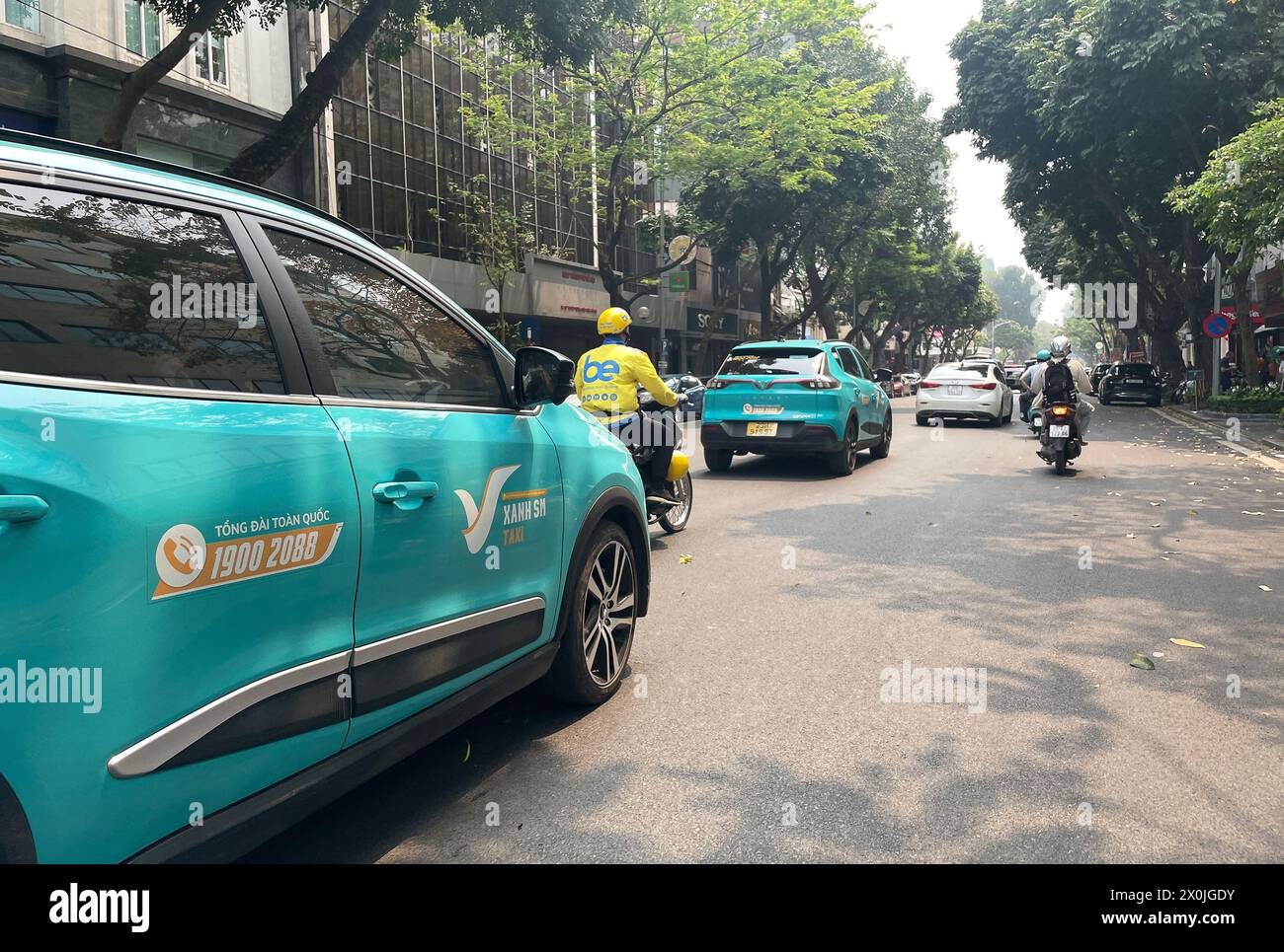 I taxi elettrici Vinfast appaiono in tutte le principali città del Vietnam. 베트남 전기차, ベトナムの電気自動車, वियतनामी इलेक्ट्रिक कारें, 越南电动汽车 Xanh SM taxi Foto Stock