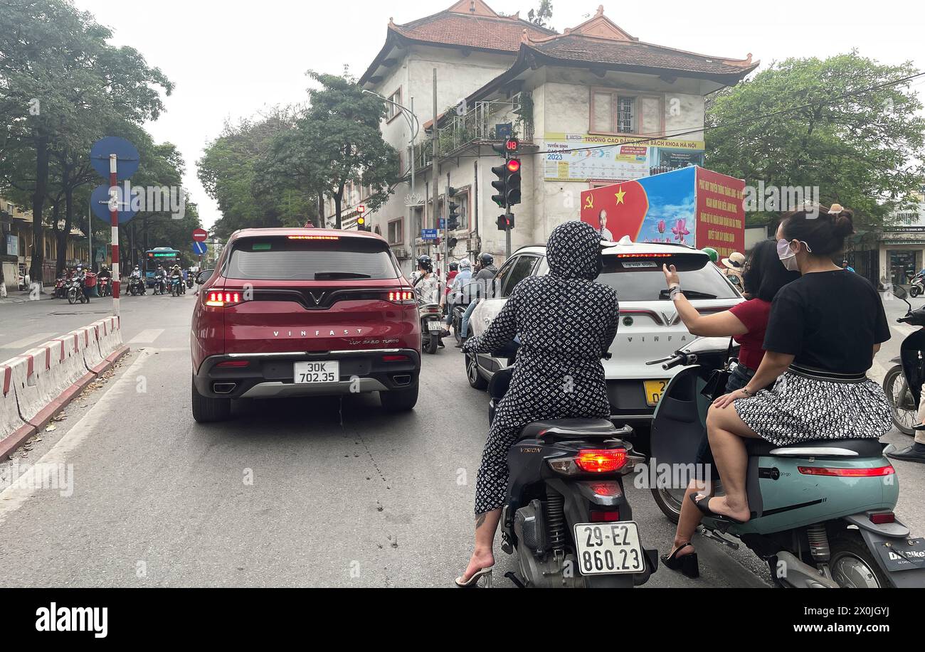 Il veicolo Vinfast appare in tutte le principali città del Vietnam. El vehículo Vinfast aparece en las principales ciudades de Vietnam. 베트남 전기차, ベトナムの電気自動車 Foto Stock