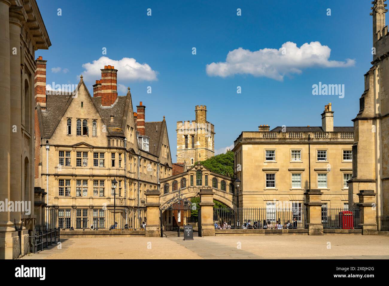 Il centro con l'Hertford College e l'Hertford Bridge o Bridge of Sighs and New College a Oxford, Oxfordshire, Inghilterra, Regno Unito, Europa Foto Stock
