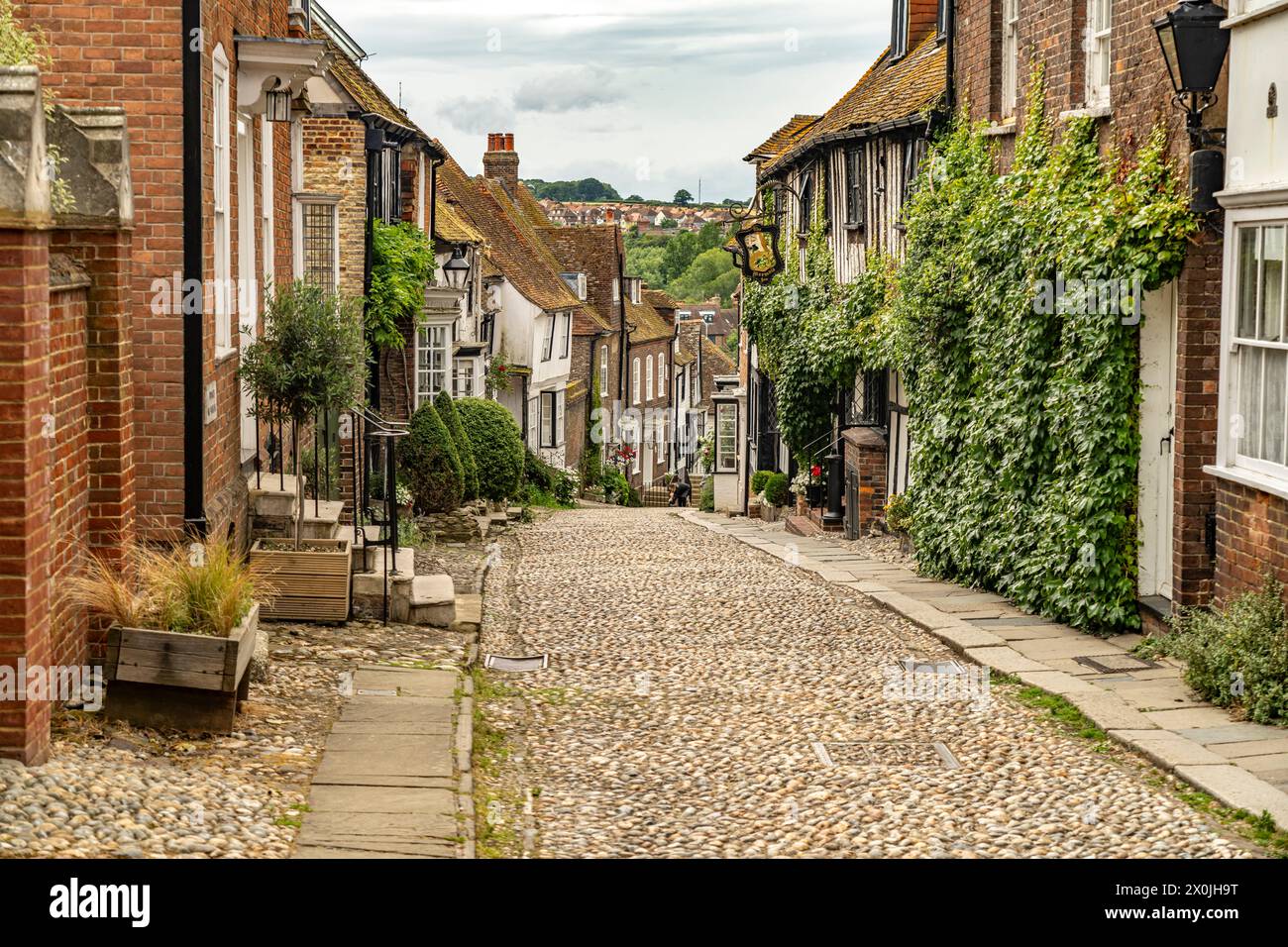 Mermaid Street con ciottoli nel centro storico di Rye, East Sussex, Inghilterra, Regno Unito, Europa Foto Stock