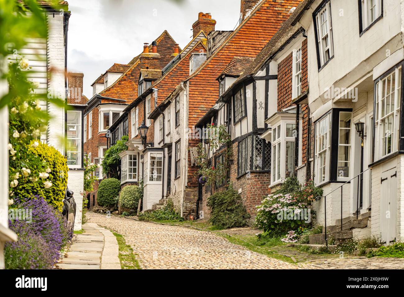 Mermaid Street con ciottoli nel centro storico di Rye, East Sussex, Inghilterra, Regno Unito, Europa Foto Stock