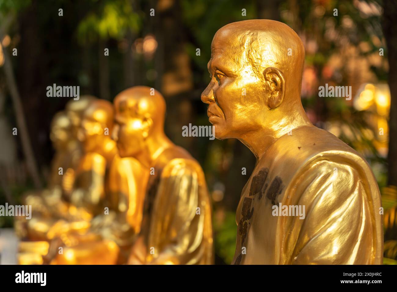 Statue dorate di monaci nel complesso del tempio buddista Wat Phra Singh, Chiang mai, Thailandia, Asia Foto Stock