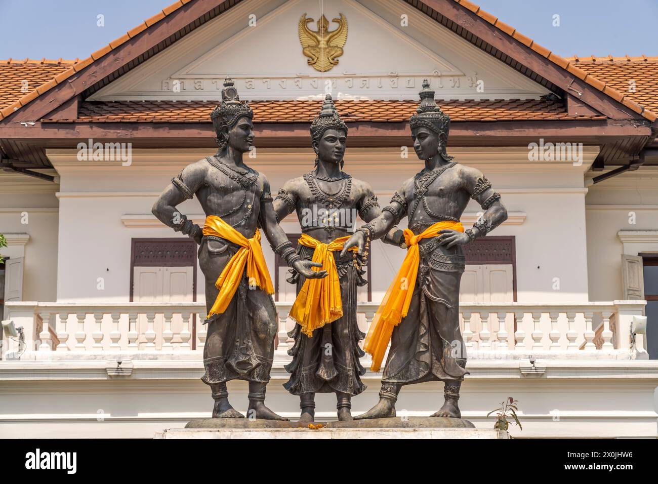 Monumento dei tre Re, scultura dei re Mengrai, Ramkamhaeng e Ngam Muang, padri fondatori di Chiang mai, Thailandia, Asia Foto Stock