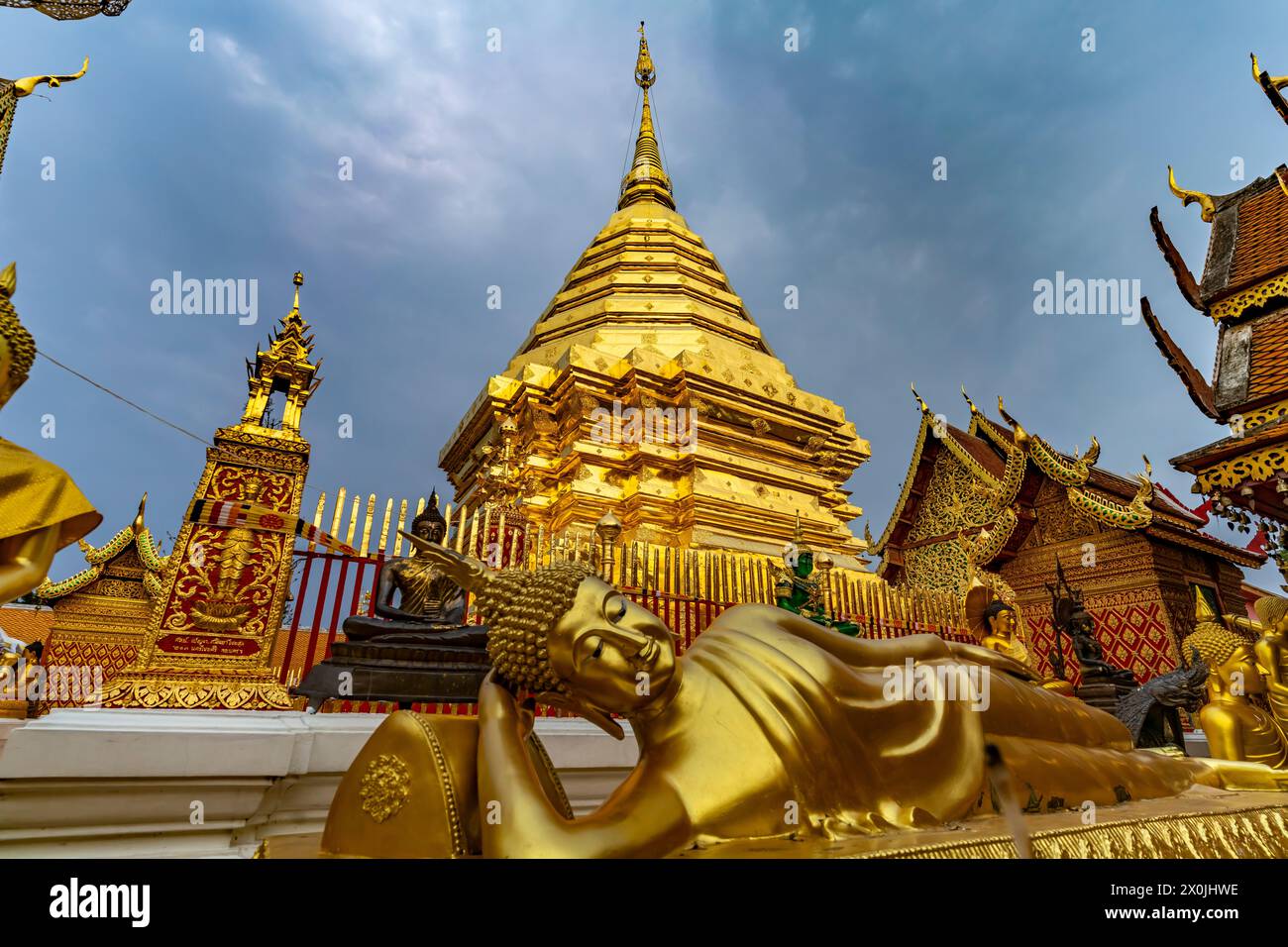 Buddha sdraiato e Chedi dorato del complesso templare buddista Wat Phra That Doi Suthep, punto di riferimento di Chiang mai, Thailandia, Asia Foto Stock