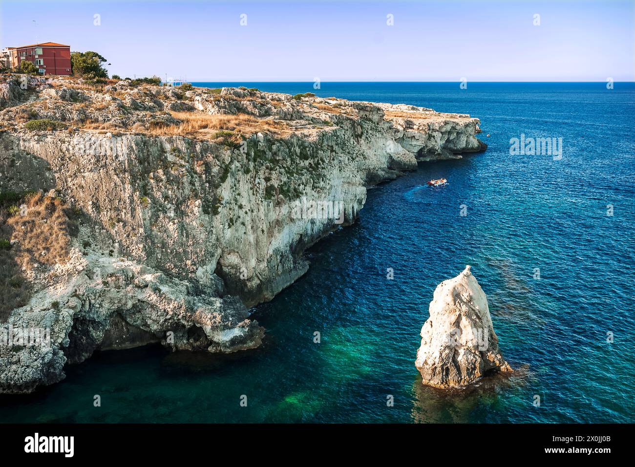 La costa rocciosa di Siracusa e le sue splendide insenature Foto Stock