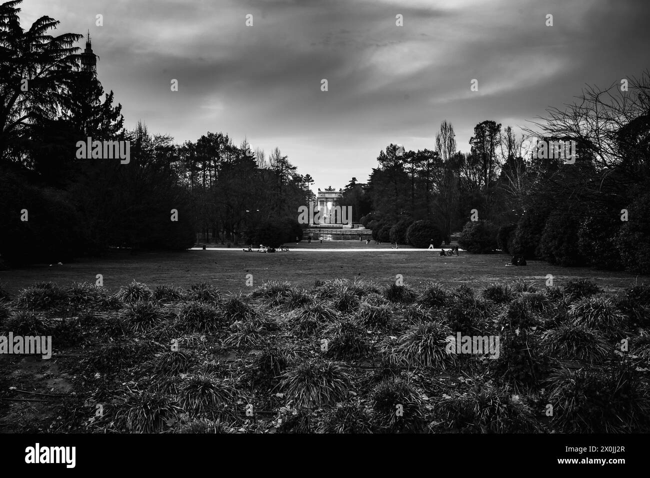 foto scattata dal giardino del castello sforzesco di milano, l'arco della pace può essere visto in lontananza Foto Stock