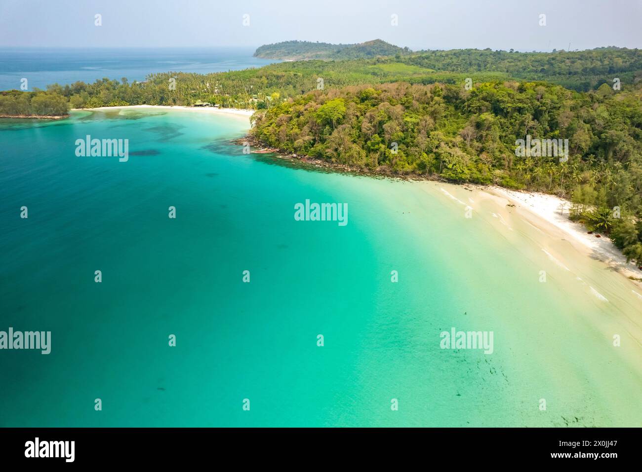 Vista aerea di Ao Jak Beach o Neverland Beach e Khlong Hin Beach, Ko Kut Island o Koh Kood nel Golfo della Thailandia, Asia Foto Stock
