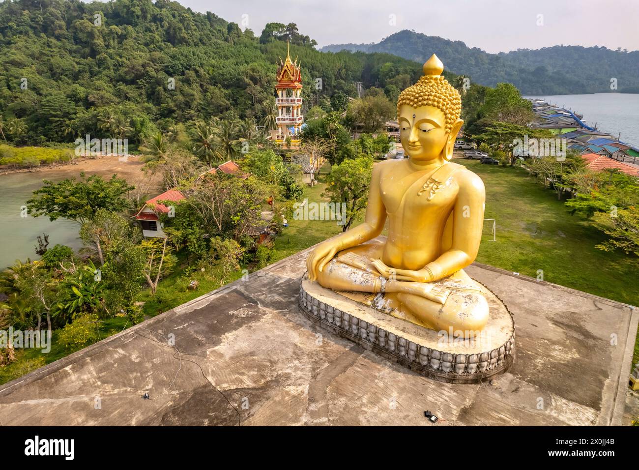 Il grande Buddha di Wat Ao Salat nel villaggio di pescatori di Ban Ao Salad visto dall'alto, l'isola di Ko Kut o l'isola di Koh Kood nel Golfo della Thailandia, in Asia Foto Stock