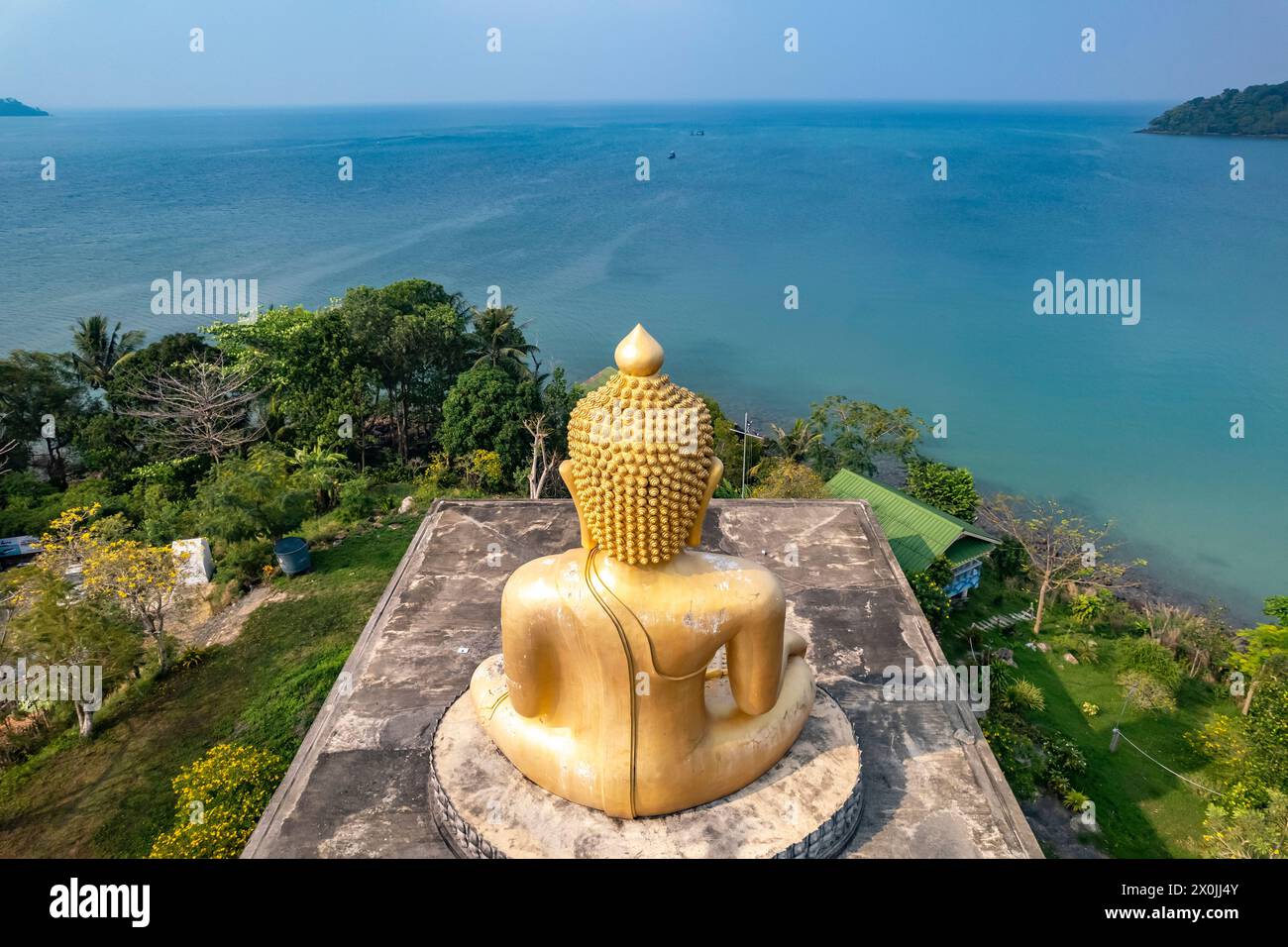 Il grande Buddha di Wat Ao Salat nel villaggio di pescatori di Ban Ao Salad visto dall'alto, l'isola di Ko Kut o l'isola di Koh Kood nel Golfo della Thailandia, in Asia Foto Stock