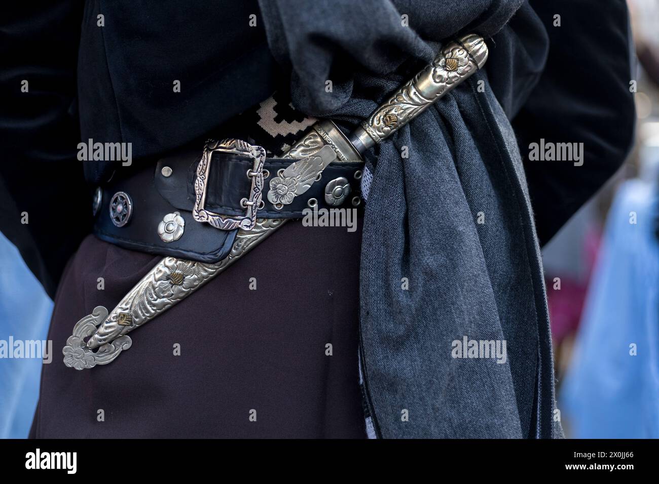 Vista posteriore in dettaglio del nastro tradizionale e del coltello (facon) di un gaucho argentino. Primo piano, persona irriconoscibile. Concetto di cultura argentina e T Foto Stock