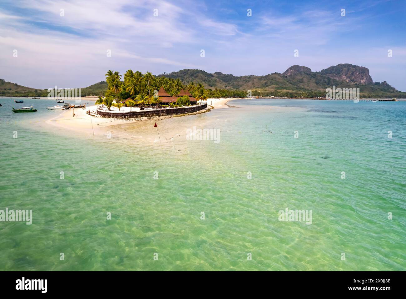 L'isola di Koh Mook nel Mare delle Andamane vista dall'alto, Thailandia, Asia Foto Stock