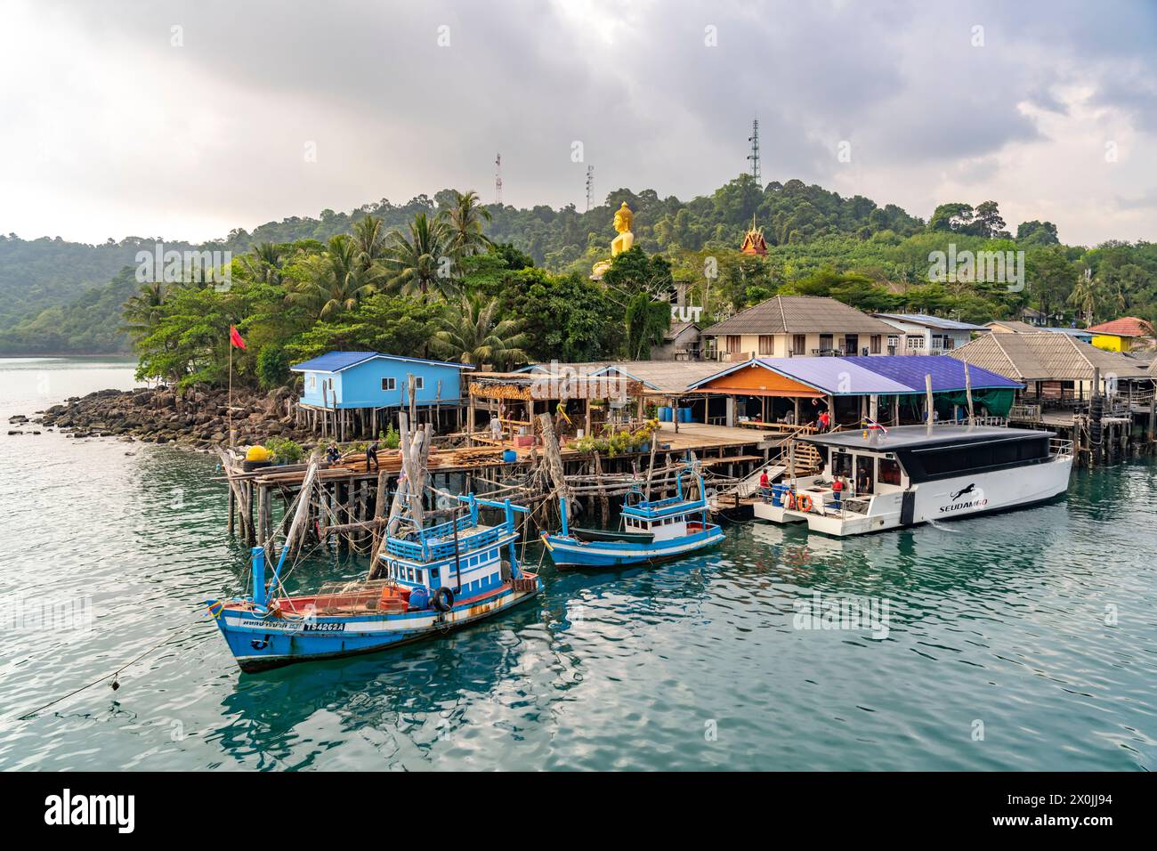 Il villaggio di pescatori Ban Ao Salad e il grande Buddha di Wat Ao Salat sull'isola di Ko Kut o Koh Kood nel Golfo della Thailandia, Asia Foto Stock