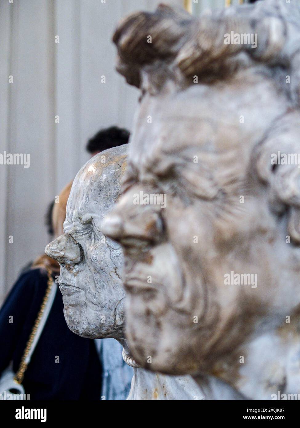 Vienna, Austria, Austria. 12 aprile 2024. Primo piano delle teste dei personaggi di FRANZ XAVER MESSERSCHMIDT, all'interno del Palazzo Belvedere superiore di Vienna. Il palazzo del Belvedere superiore è uno dei primi musei pubblici al mondo, inaugurato nel 1777. Ospita alcune delle opere d'arte più ambite e le collezioni più diversificate d'Europa. (Credit Image: © Bianca Otero/ZUMA Press Wire) SOLO PER USO EDITORIALE! Non per USO commerciale! Foto Stock