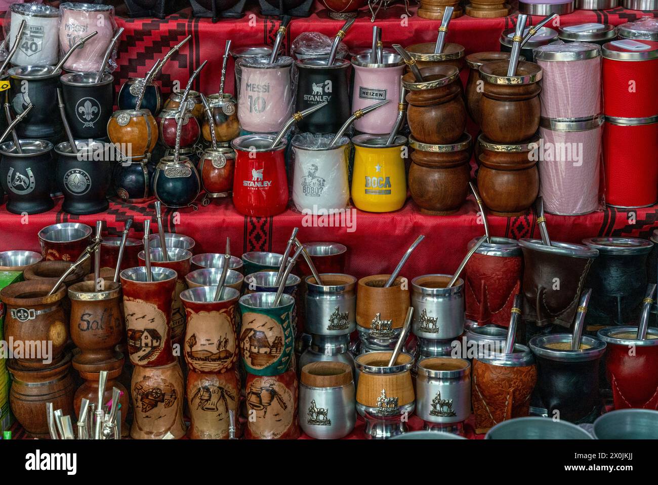 Coppette Mate in vendita al mercato di strada, Parque San Martin, Salta, Provincia di Salta, Argentina. Foto Stock