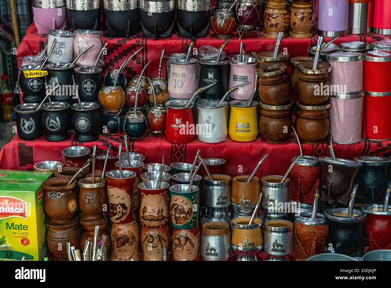 Coppette Mate in vendita al mercato di strada, Parque San Martin, Salta, Provincia di Salta, Argentina. Foto Stock