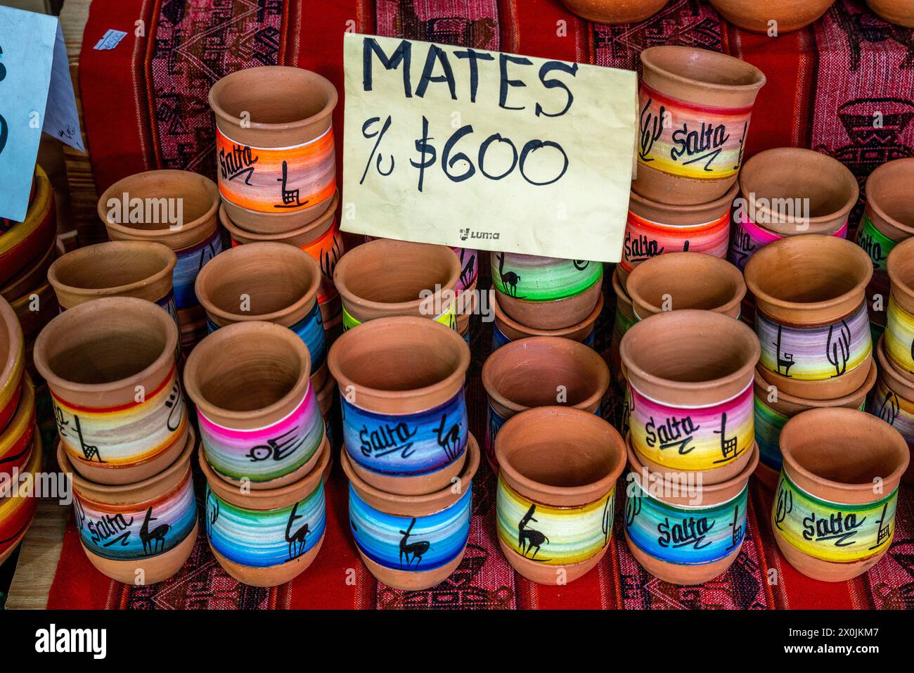 Coppette Mate in vendita al mercato di strada, Parque San Martin, Salta, Provincia di Salta, Argentina. Foto Stock