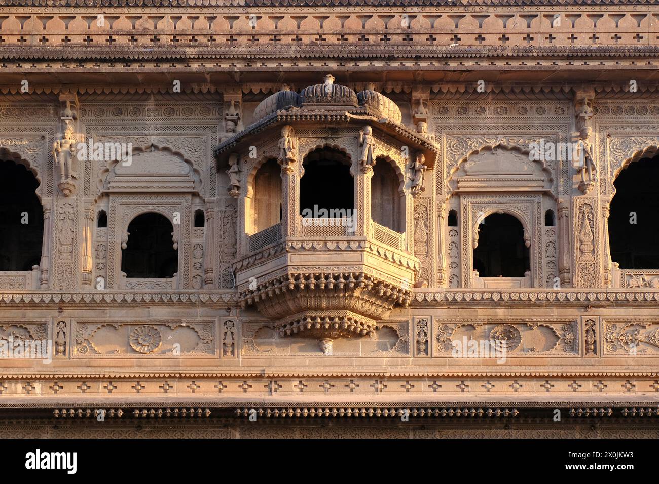 24 febbraio 2024, Vista esterna del panoramico forte di Maheshwar (forte di Ahilya devi) in Madhaya pradesh, India, splendide sculture Carv Foto Stock