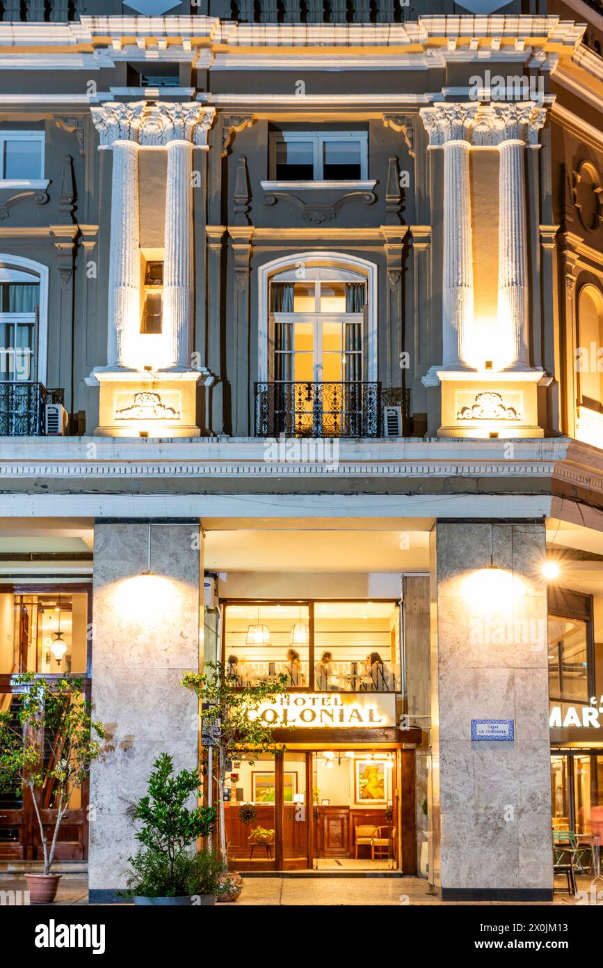 Vista notturna dell'Hotel Colonial sulla Plaza 9 de Julio, Salta, Provincia di Salta, Argentina. Foto Stock