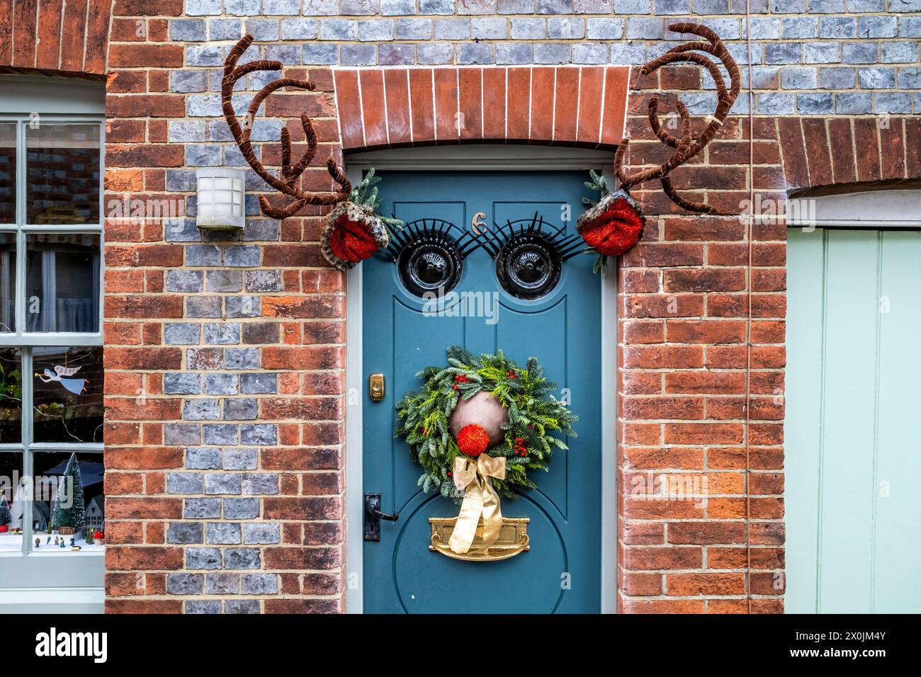 Decorazioni natalizie a forma di renna sulla porta di casa durante il periodo natalizio, Lewes, East Sussex, Regno Unito. Foto Stock