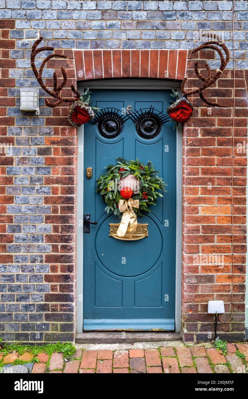 Decorazioni natalizie a forma di renna sulla porta di casa durante il periodo natalizio, Lewes, East Sussex, Regno Unito. Foto Stock