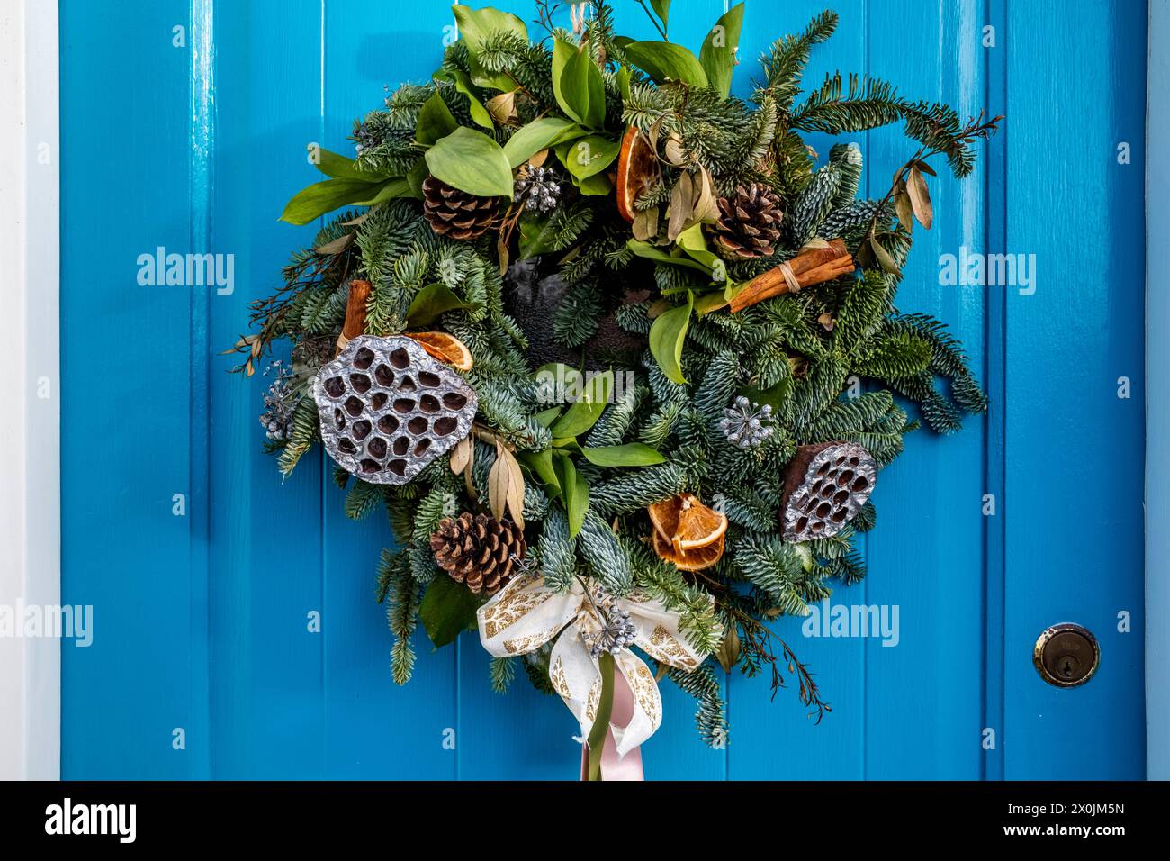 Una tradizionale corona di Natale sulla porta di casa durante il periodo natalizio, Lewes, East Sussex, Regno Unito. Foto Stock