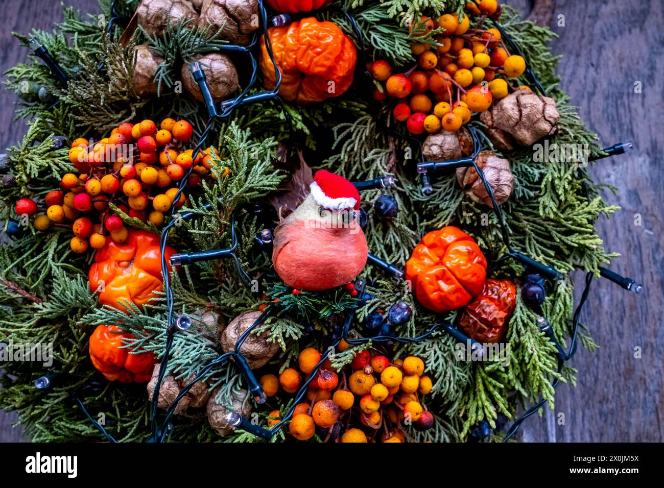 Una tradizionale corona di Natale sulla porta di casa durante il periodo natalizio, Lewes, East Sussex, Regno Unito. Foto Stock