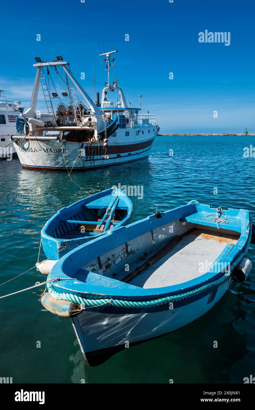 Vista generale del porto e del lungomare di Procida, Golfo di Napoli, Italia Foto Stock