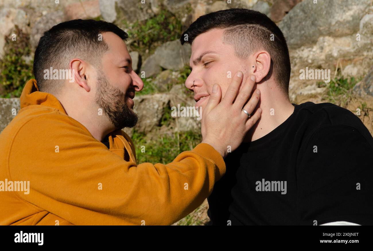 Gli uomini gay si sposano in amore si sorridono l'un l'altro. Omosessualità e concetto LGBTI. Foto Stock