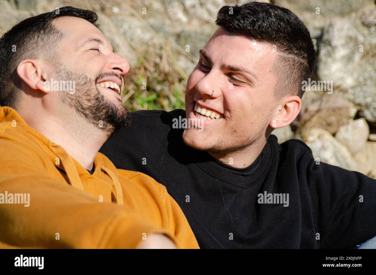 Gli uomini gay si sposano in amore e ridono felice. Omosessualità e concetto LGBTI. Foto Stock