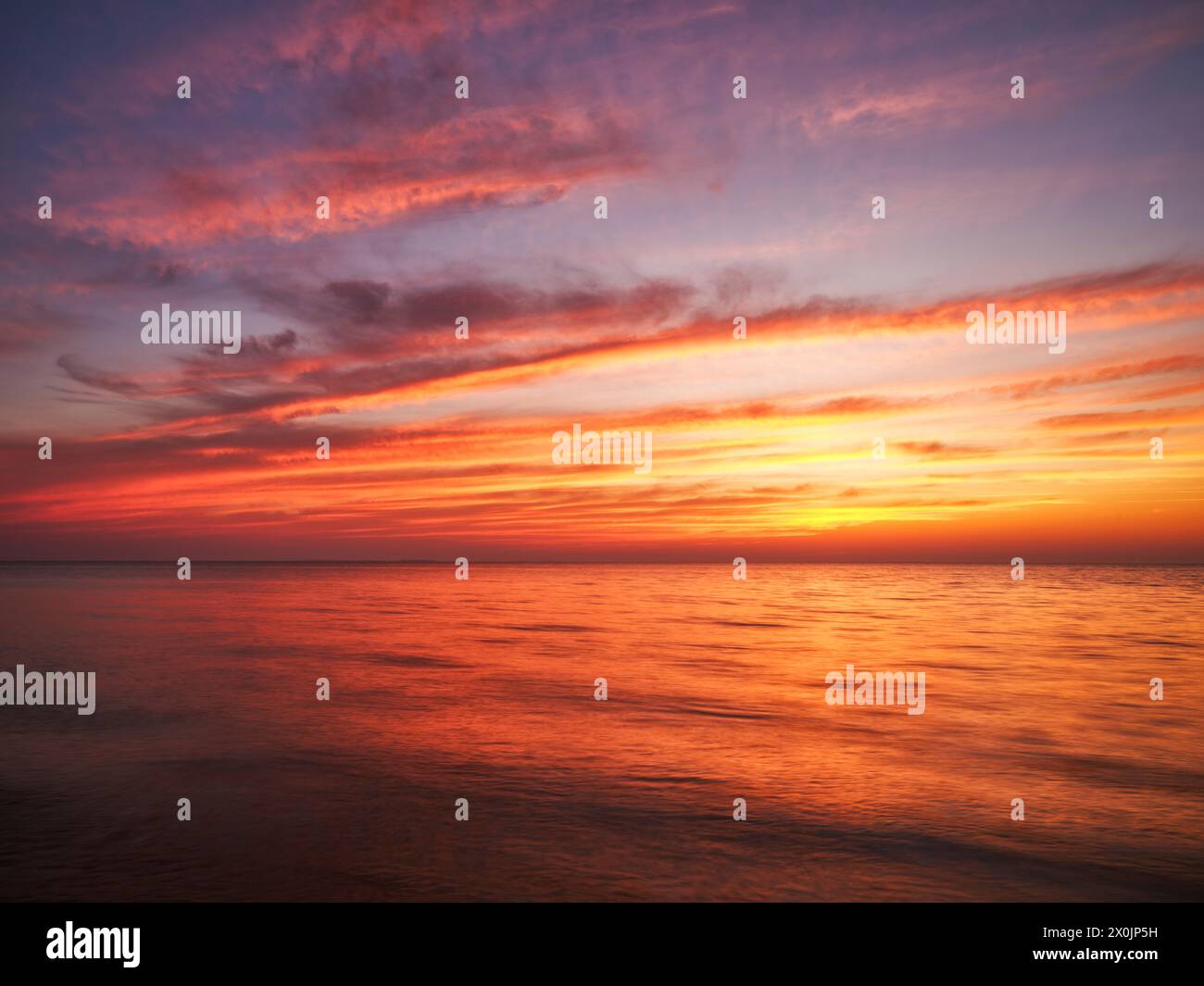 Cammina all'alba lungo la grande Duna a Nida sulla punta Curoniana, Lituania Foto Stock