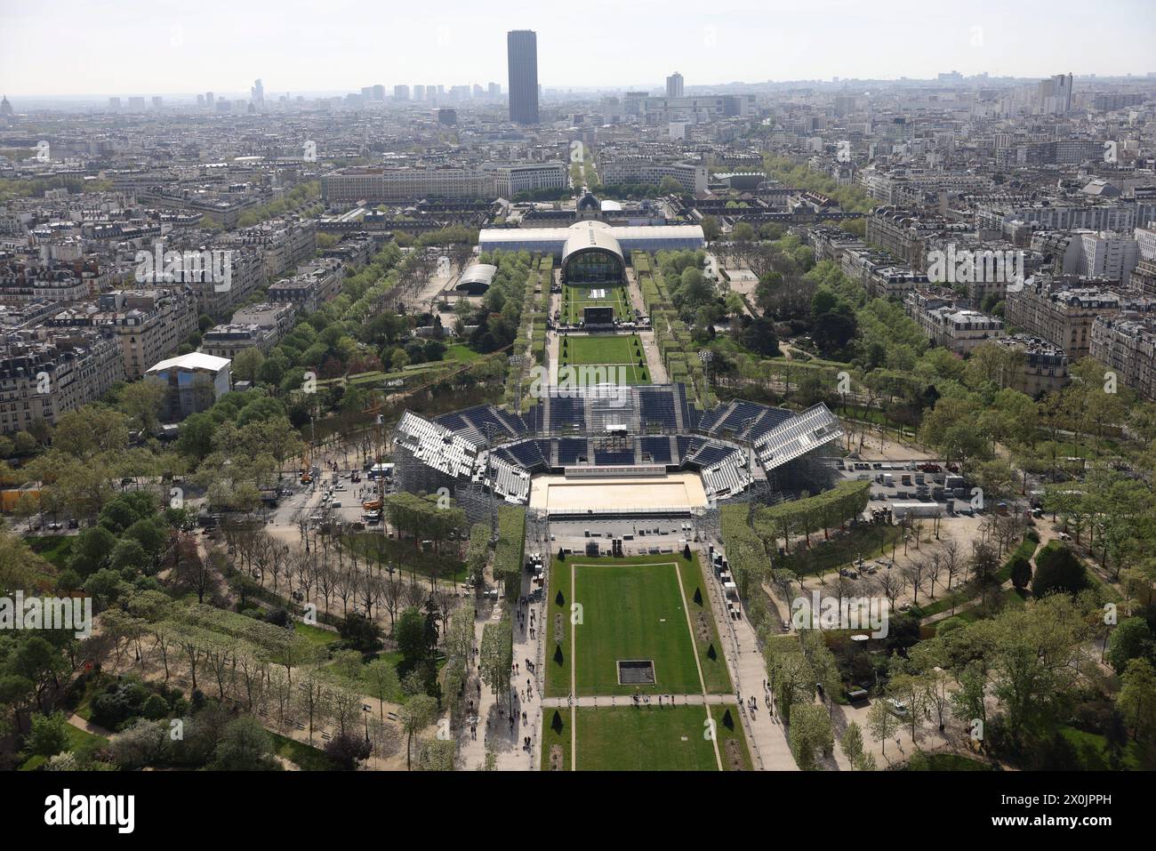 Parigi, Francia. 12 aprile 2024. © PHOTOPQR/LE PARISIEN/le Parisien/Arnaud Journois ; PARIGI ; 12/04/2024 ; PARIGI, 12/04/2024, VUE DU CHAMPS DE MARS DEPUIS LA TOUR EIFFEL/JEUX OLYMPIQUE PARIS 2024/NOUVELLE PELOUSE, MONTAGE DES TRIBUNES DU STADE DU TOUR EFFEL OU AURONT LIEU LES EPREUVES DE BEACH VOLLEY, GRAND PALAIS EPHEMERE /PHOTO LE PARISIEN/ARNAUD JOURNOIS PARIGI, FRANCIA, 12 APRILE 2024. Sono state realizzate strutture olimpiche a Parigi credito: MAXPPP/Alamy Live News Foto Stock