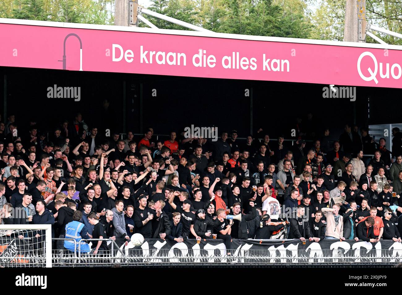 ROTTERDAM - tifosi prima della partita olandese Eredivisie tra sbv Excelsior e FC Volendam al Van Donge & De Roo Stadium il 12 aprile 2024 a Rotterdam, Paesi Bassi. ANP GERRIT VAN COLOGNE Foto Stock