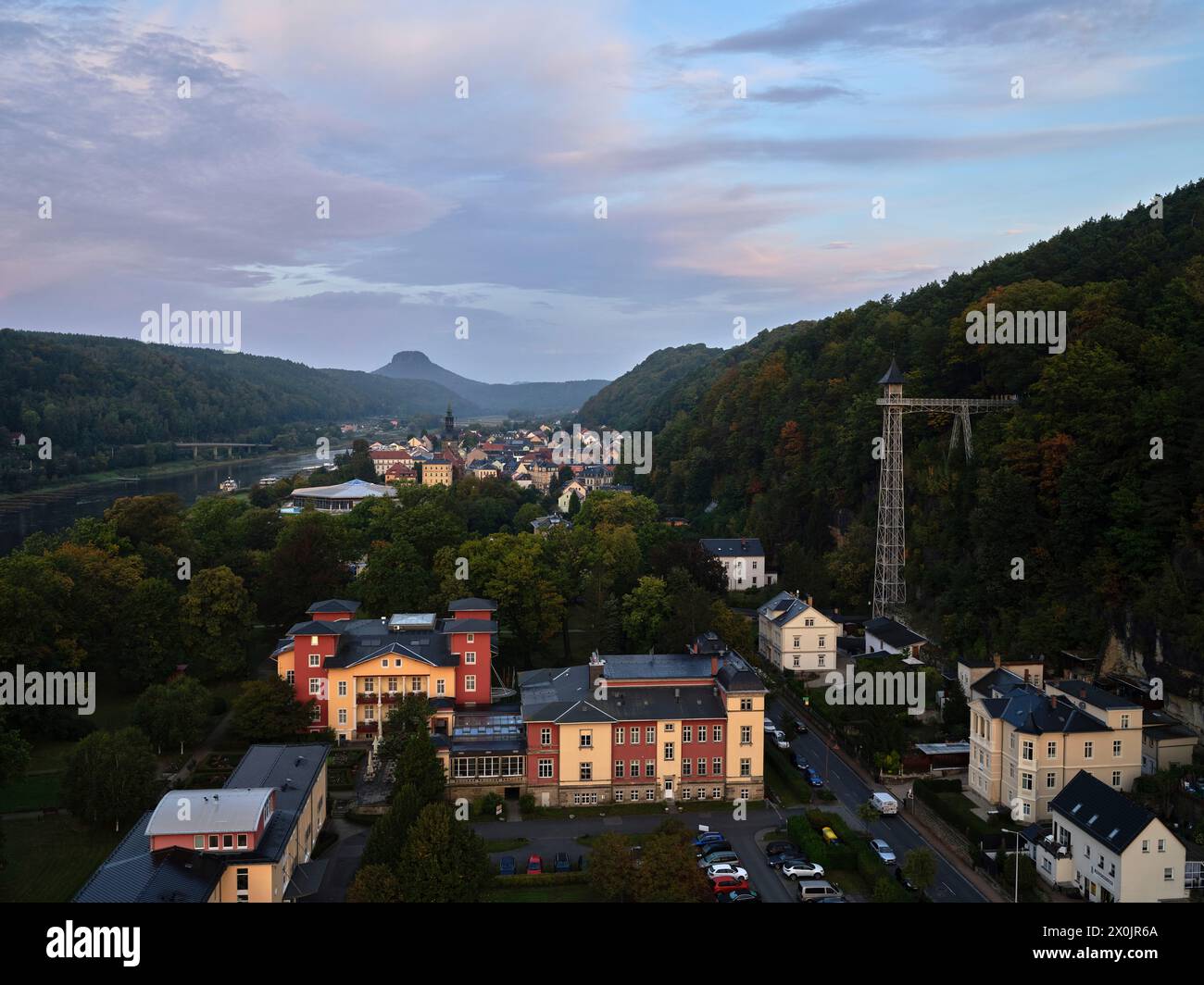 Giro in mongolfiera sul Parco Nazionale della Svizzera sassone dopo l'alba Foto Stock