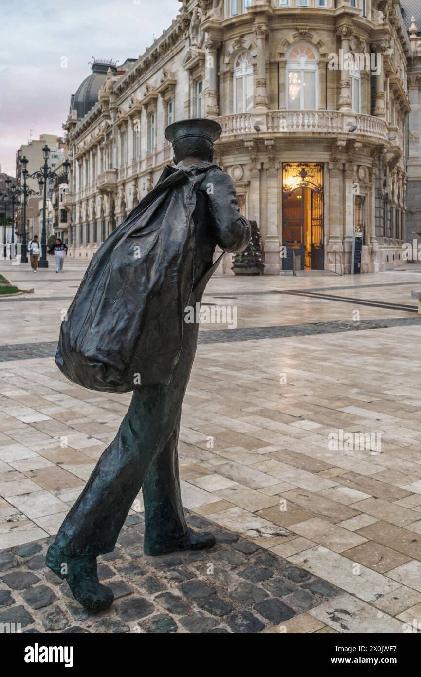 Sostituto Sailor, scultura tributo ai giovani con lo zaino sulle spalle a Cartagena per completare il loro servizio militare, Murcia. Foto Stock