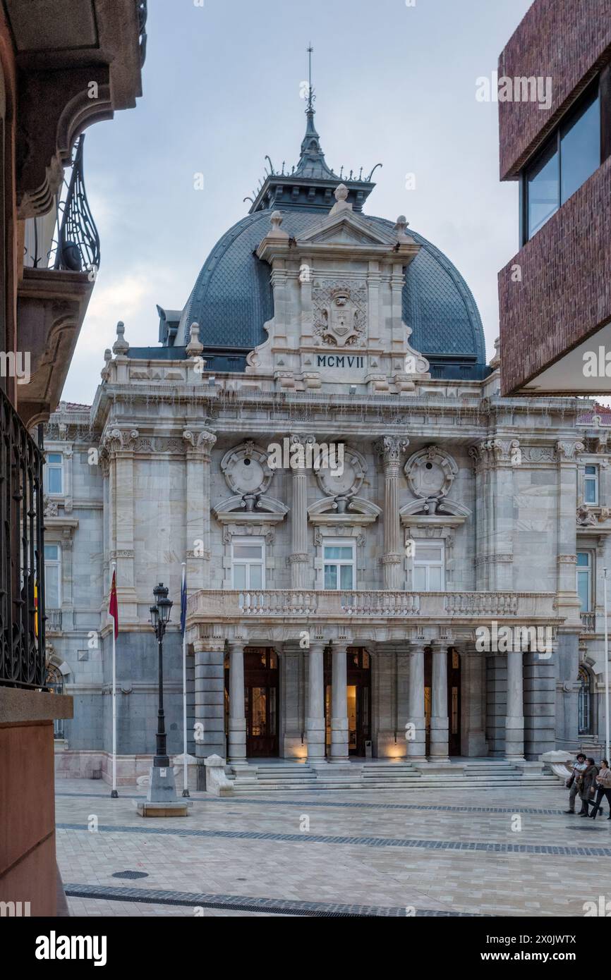 La sede del municipio locale si trova in questo palazzo modernista di stile eclettico inaugurato nel 1907 nella città di Cartagena, Murcia. Foto Stock