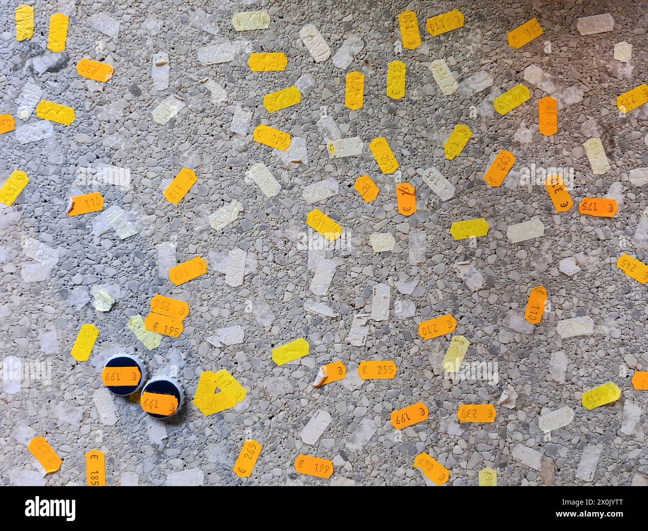 Cartelli dei prezzi in euro che si trovano e si attaccano su una superficie stradale grigia, foto simbolica dei prezzi sul terreno, Spagna Foto Stock