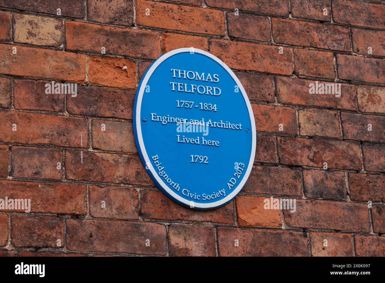 Bridgnorth, Regno Unito – 12 aprile 2024: Targa blu fuori dalla casa dove viveva l'ingegnere e architetto Thomas Telford. Foto Stock