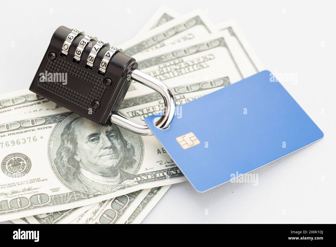 Lucchetto di sicurezza chiuso sulla carta di credito. Carta di credito o sicurezza finanziaria Foto Stock