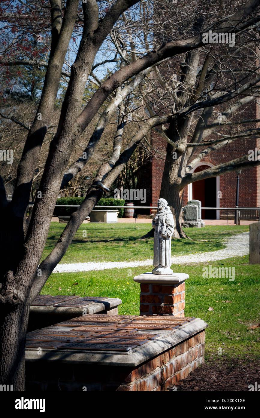 Un pomeriggio tranquillo nel cimitero della chiesa parrocchiale episcopale di Bruton a Colonial Williamsburg, Virginia. Foto Stock