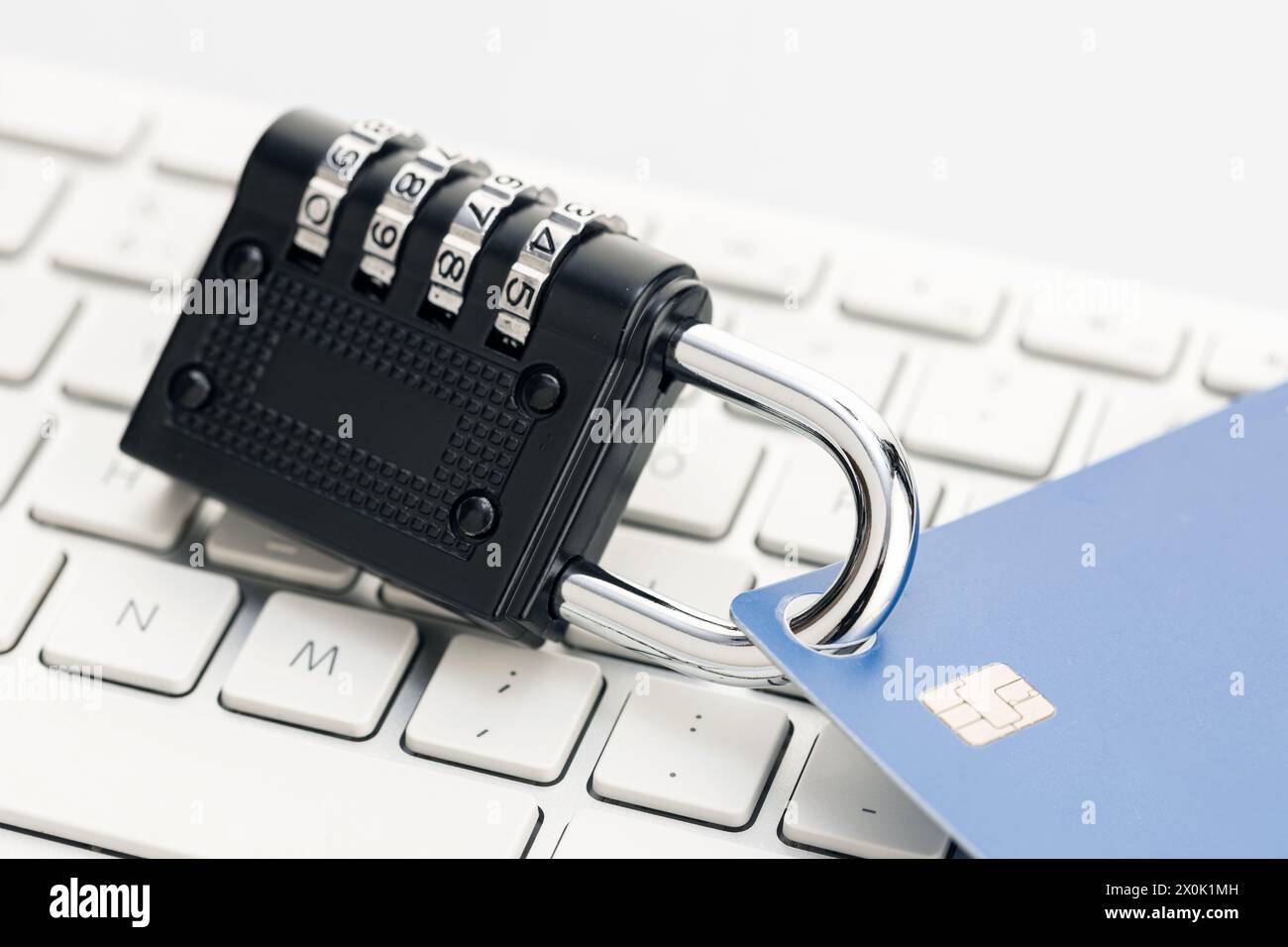 Blocco di sicurezza chiuso sulla carta di credito sulla tastiera del computer . Concetto di protezione dei dati finanziari Foto Stock