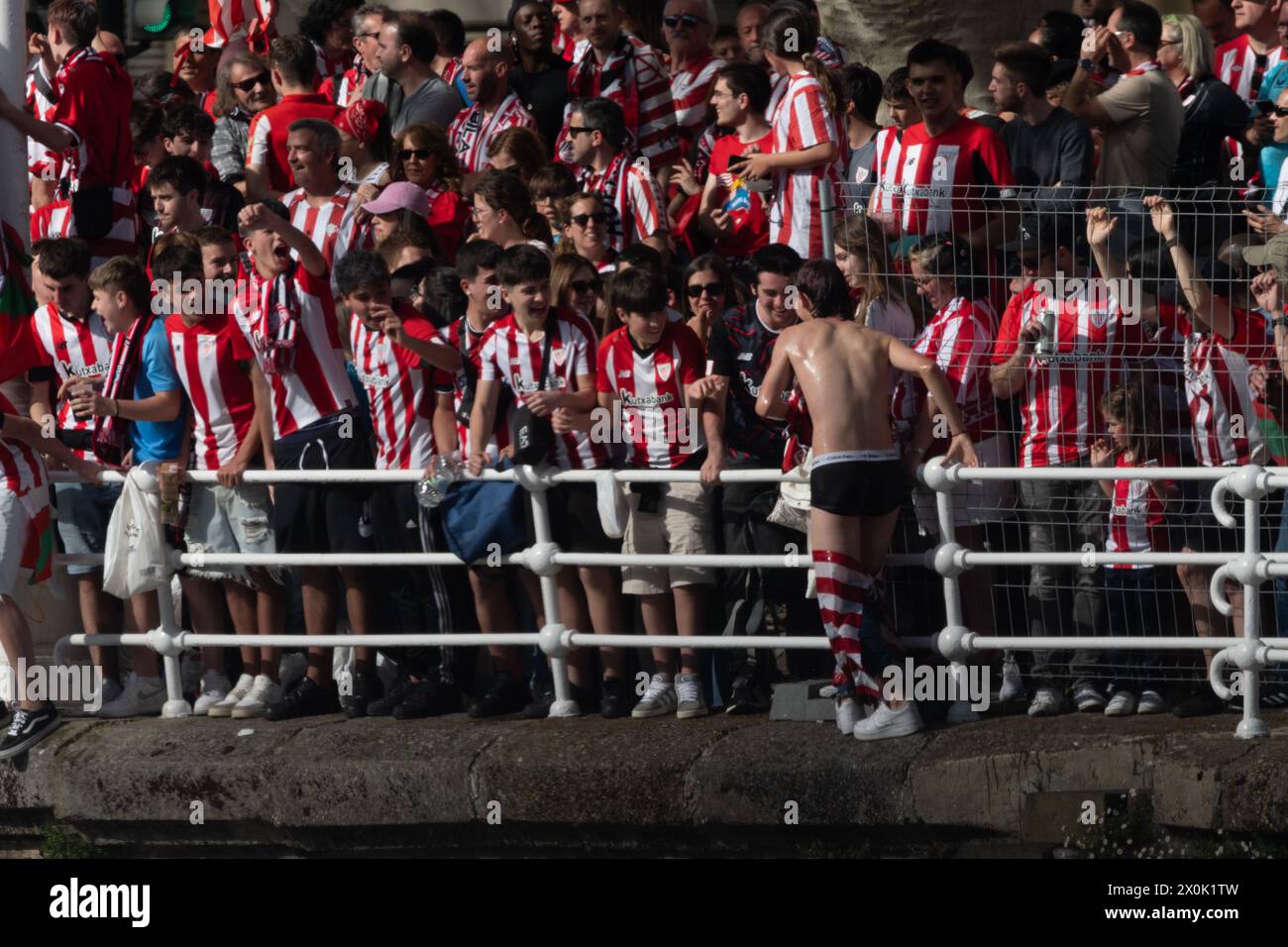 Bilbao, Biscaglia, Spagna - 11 aprile 2024 - i tifosi dell'Athletic Club de Bilbao celebrano con la chiatta il 25° titolo della Copa del Rey Foto Stock