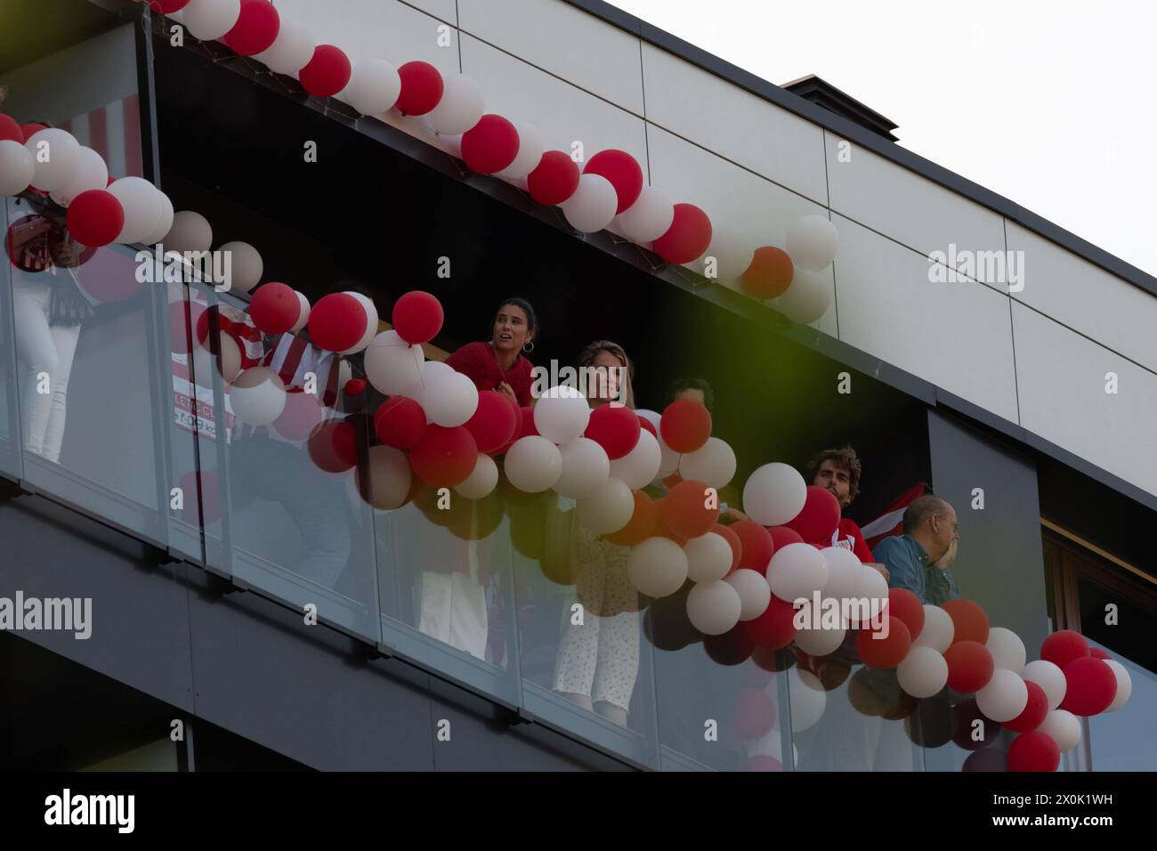 Bilbao, Biscaglia, Spagna - 11 aprile 2024 - i tifosi dell'Athletic Club de Bilbao celebrano con la chiatta il 25° titolo della Copa del Rey Foto Stock