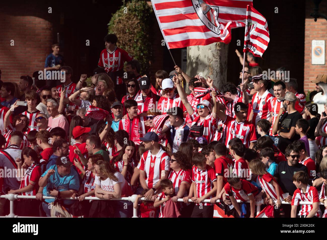 Bilbao, Biscaglia, Spagna - 11 aprile 2024 - i tifosi dell'Athletic Club de Bilbao celebrano con la chiatta il 25° titolo della Copa del Rey Foto Stock