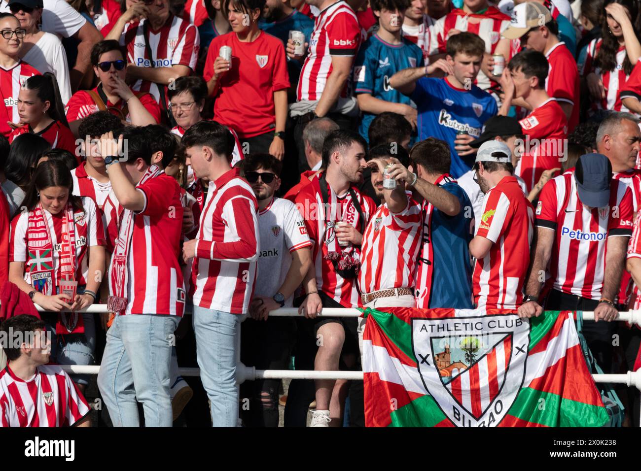 Bilbao, Biscaglia, Spagna - 11 aprile 2024 - i tifosi dell'Athletic Club de Bilbao celebrano con la chiatta il 25° titolo della Copa del Rey Foto Stock