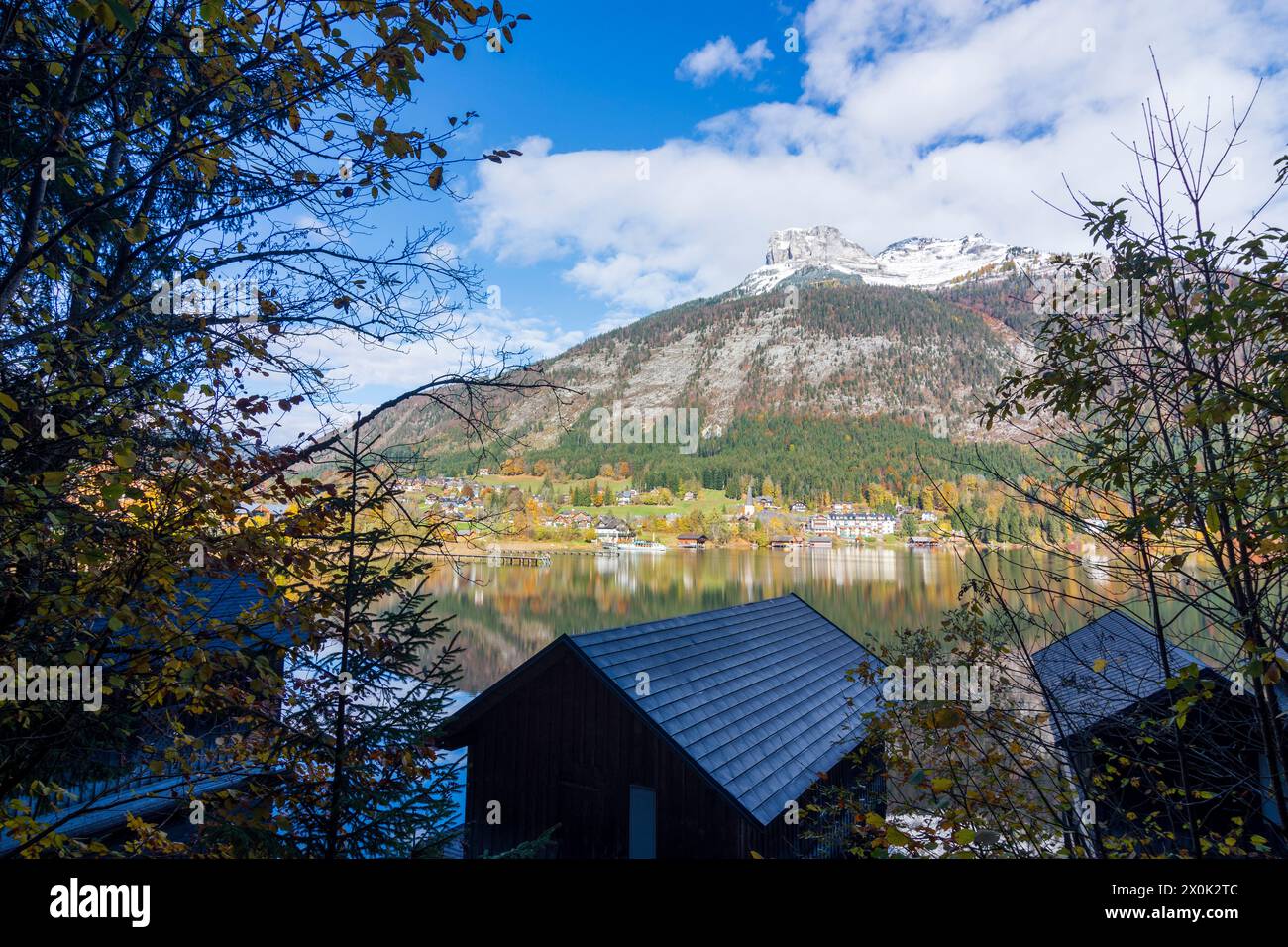 Altaussee, Lago Altaussee, Mountain Loser, garage per barche, villaggio Altaussee in Ausseerland-Salzkammergut, Stiria, Austria Foto Stock