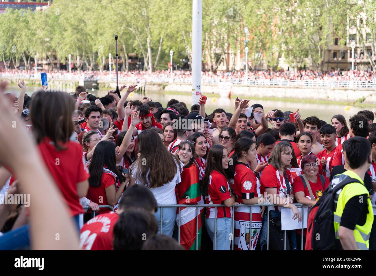 Bilbao, Biscaglia, Spagna - 11 aprile 2024 - i tifosi dell'Athletic Club de Bilbao celebrano con la chiatta il 25° titolo della Copa del Rey Foto Stock