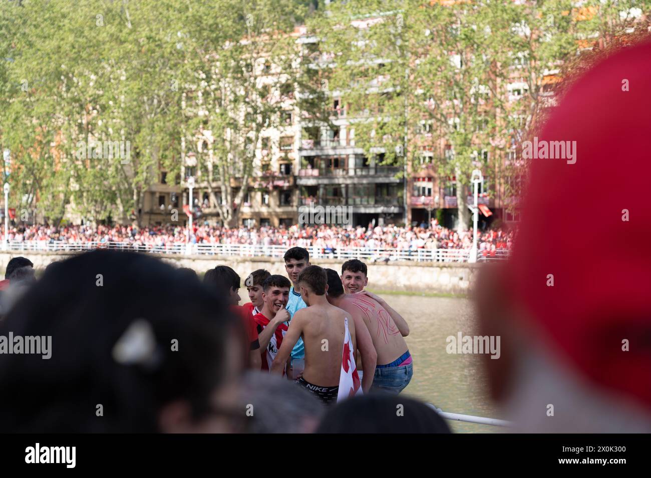 Bilbao, Biscaglia, Spagna - 11 aprile 2024 - i tifosi dell'Athletic Club de Bilbao celebrano con la chiatta il 25° titolo della Copa del Rey Foto Stock