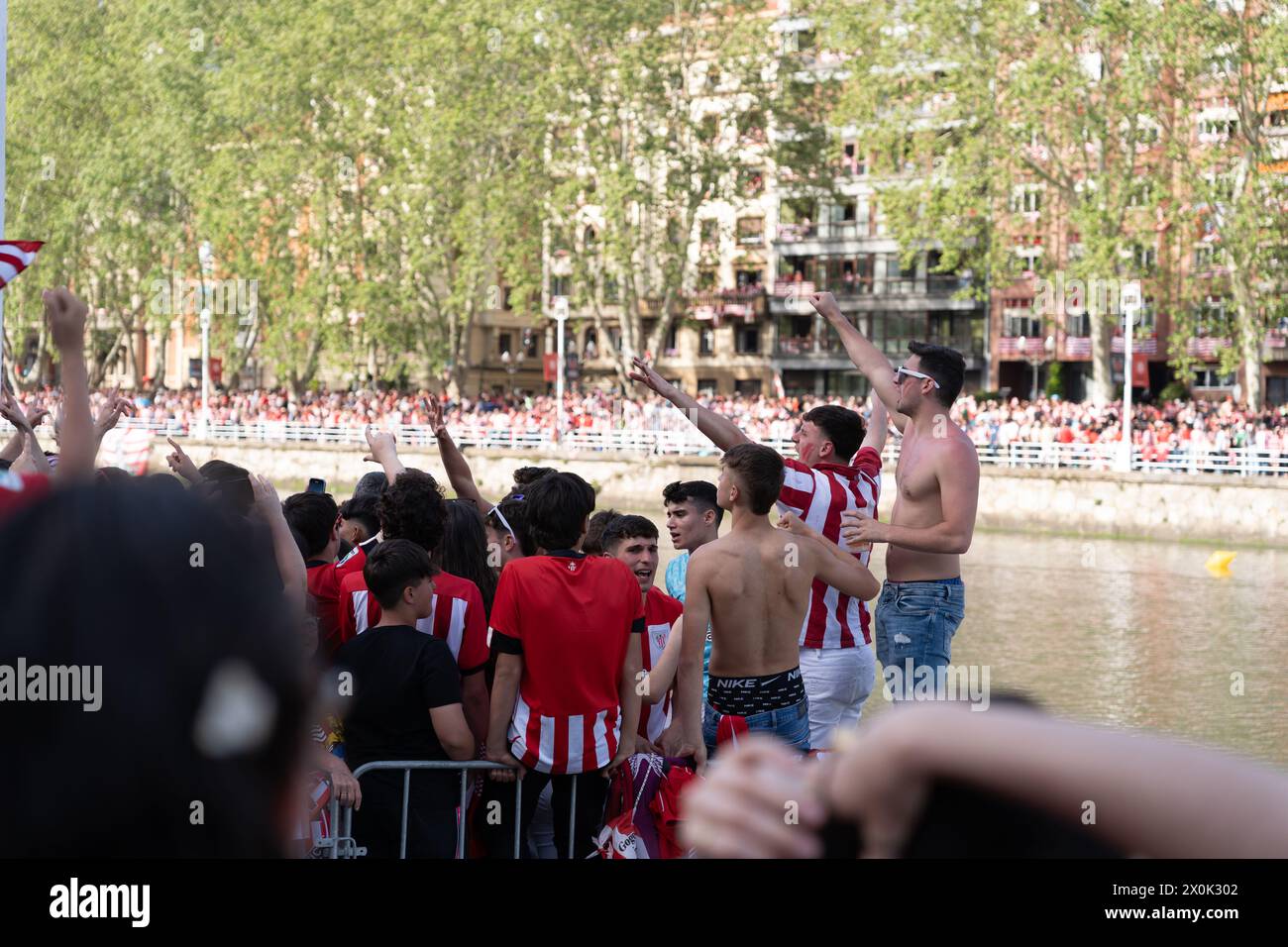 Bilbao, Biscaglia, Spagna - 11 aprile 2024 - i tifosi dell'Athletic Club de Bilbao celebrano con la chiatta il 25° titolo della Copa del Rey Foto Stock